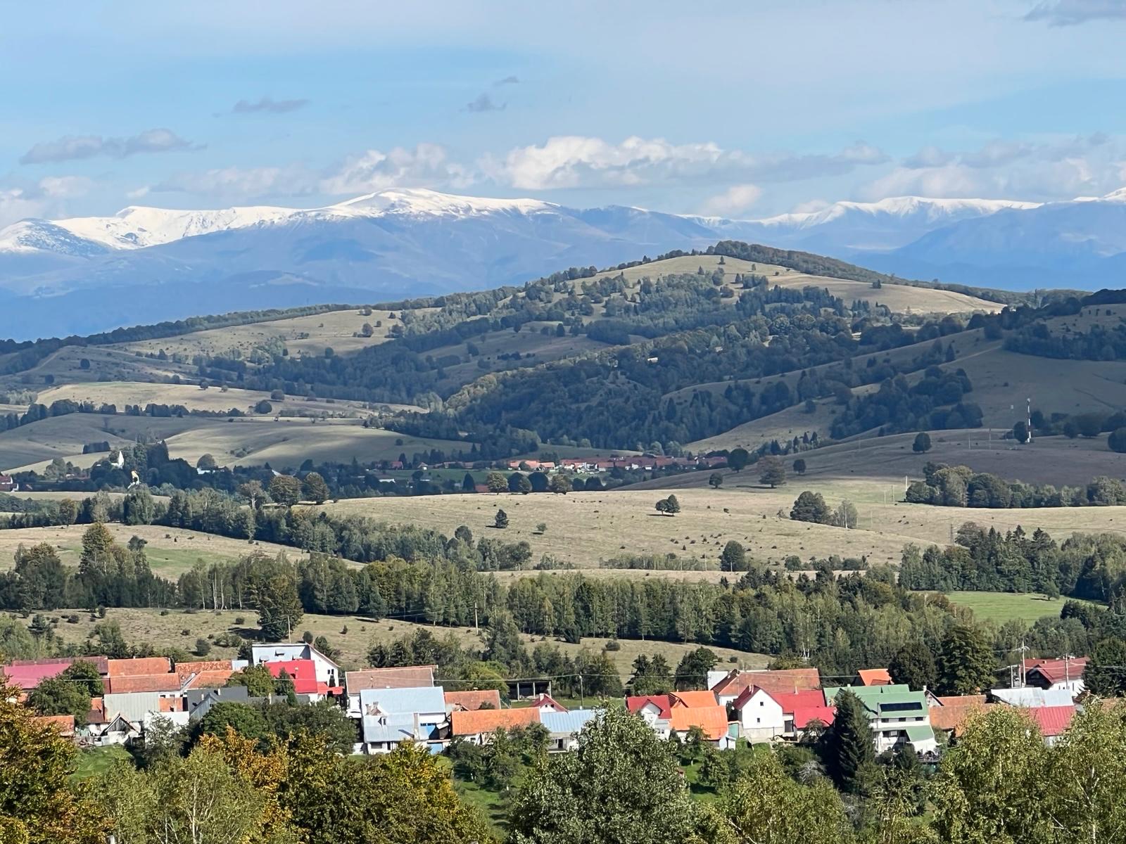 Das Tal von Wolfsberg mit dem Drei-Wässer-See und den Nadelwäldern in Richtung Semenic-Plateau