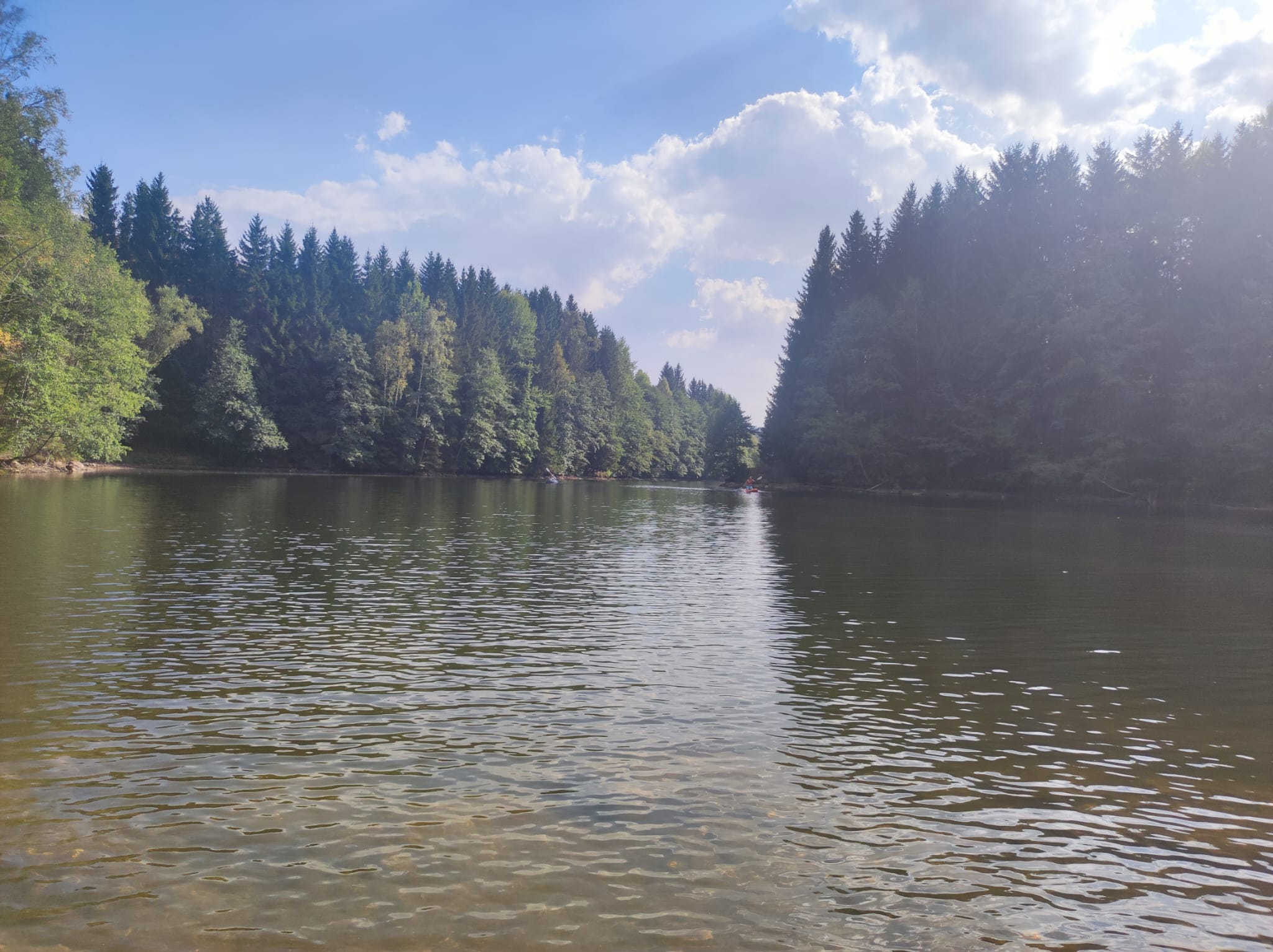 Der kleeblattförmige Drei-Wässer-See am Fuß des Semenic